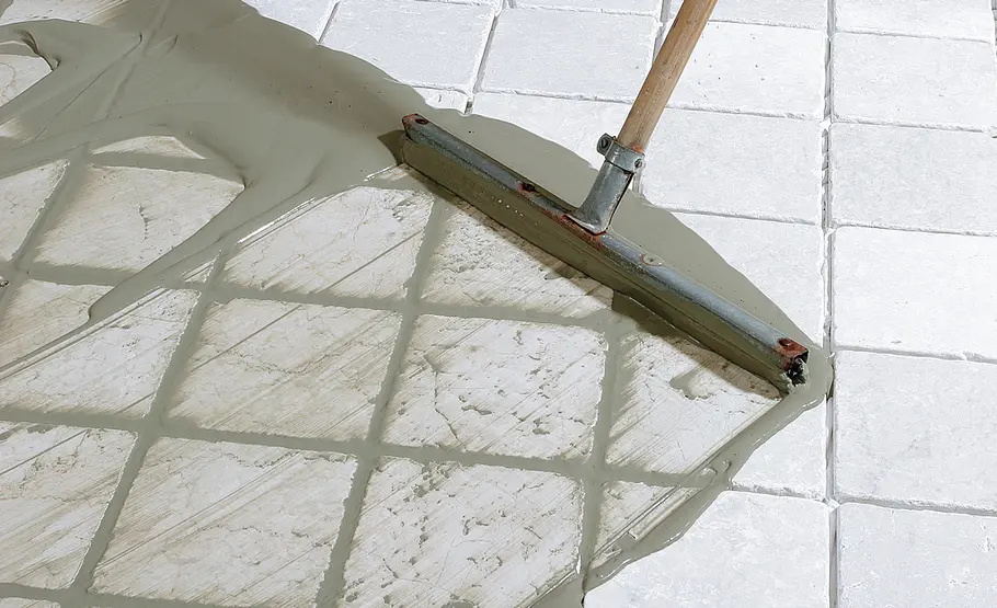 Bordüre aus Mosaikfliesen Fliesen verfugen