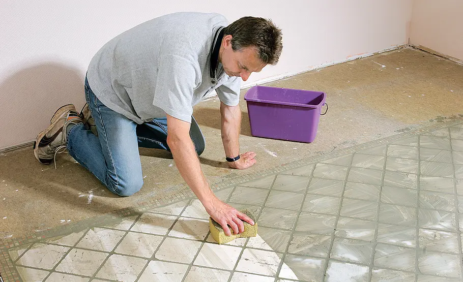 Bordüre aus Mosaikfliesen Boden verfugen