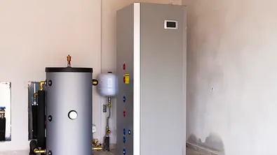 Wärmepumpe mit Brauchwasserkessel im Heizungsraum - Foto: istockphoto.com / matteogirelli