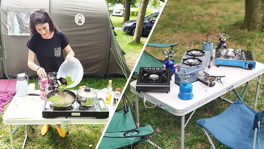 Campingkocher im Test Eine Frau kocht auf einem Gaskocher vor einem Zelt, daneben verschiedene Campingkocher auf einem Tisch im Freien.