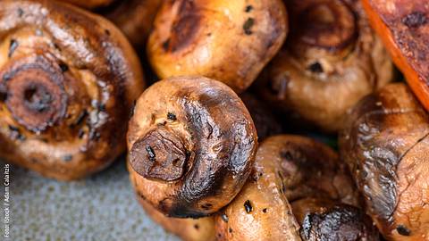 Champignons grillen - Foto: iStock / Adam Calaitzis