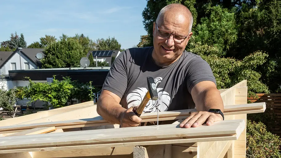 Dachbretter an Sparren genagelt Dachbretter an Sparren genagelt