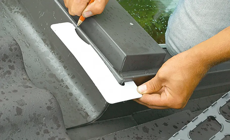 Dachfenster-Rollladen nachrüsten: Schritt 4 von 19 Bohrloch markieren