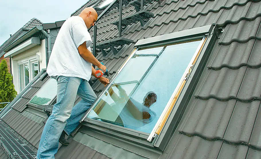 Dachfenster-Rollladen nachrüsten: Schritt 7 von 19 Rahmenblende entfernen
