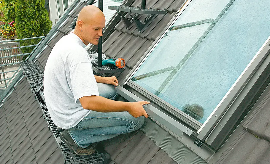 Dachfenster-Rollladen nachrüsten: Schritt 9 von 19 Rollladen einbauen