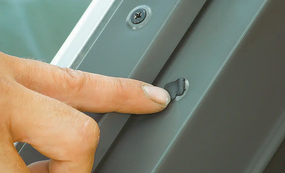 Dachfenster-Rollladen nachrüsten: Schritt 10 von 19 Bohrloch abdichten