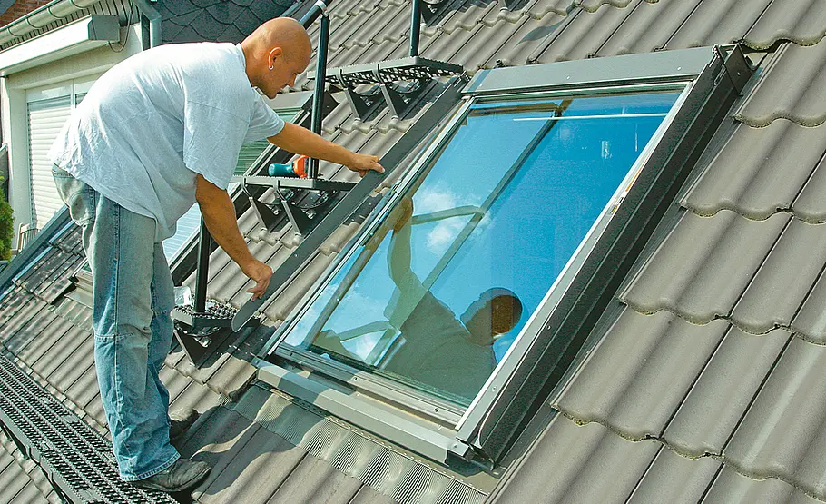 Dachfenster-Rollladen nachrüsten: Schritt 11 von 19 Rollladen montieren