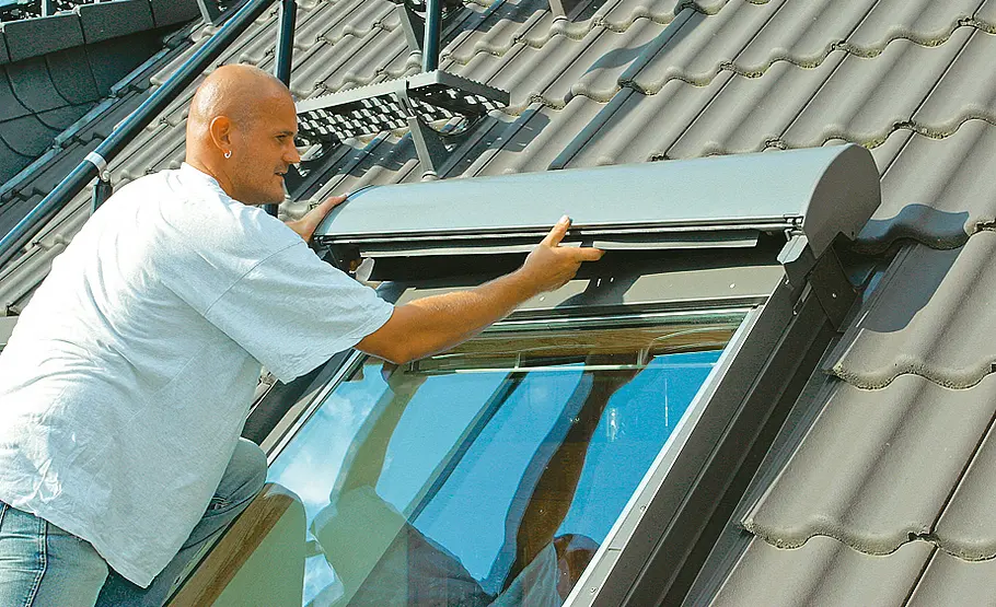 Dachfenster-Rollladen nachrüsten: Schritt 13 von 19 Rollladenkasten einhängen