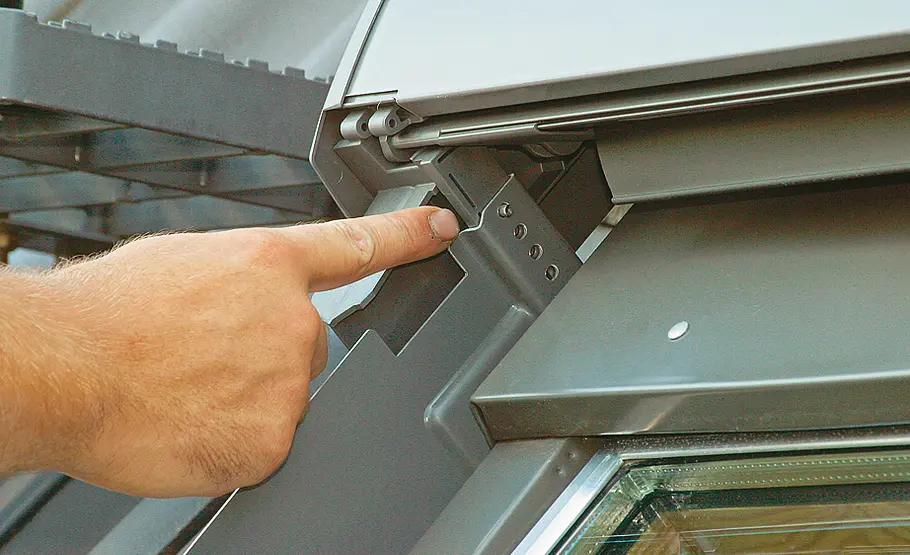 Dachfenster-Rollladen nachrüsten: Schritt 14 von 19 Rollladenkasten einsetzen