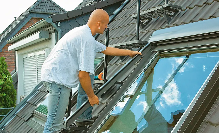 Dachfenster-Rollladen nachrüsten: Schritt 15 von 19 Führungsschiene einsetzen
