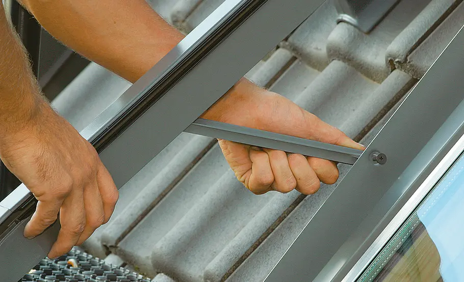 Dachfenster-Rollladen nachrüsten: Schritt 16 von 19 Führungsschiene festschrauben
