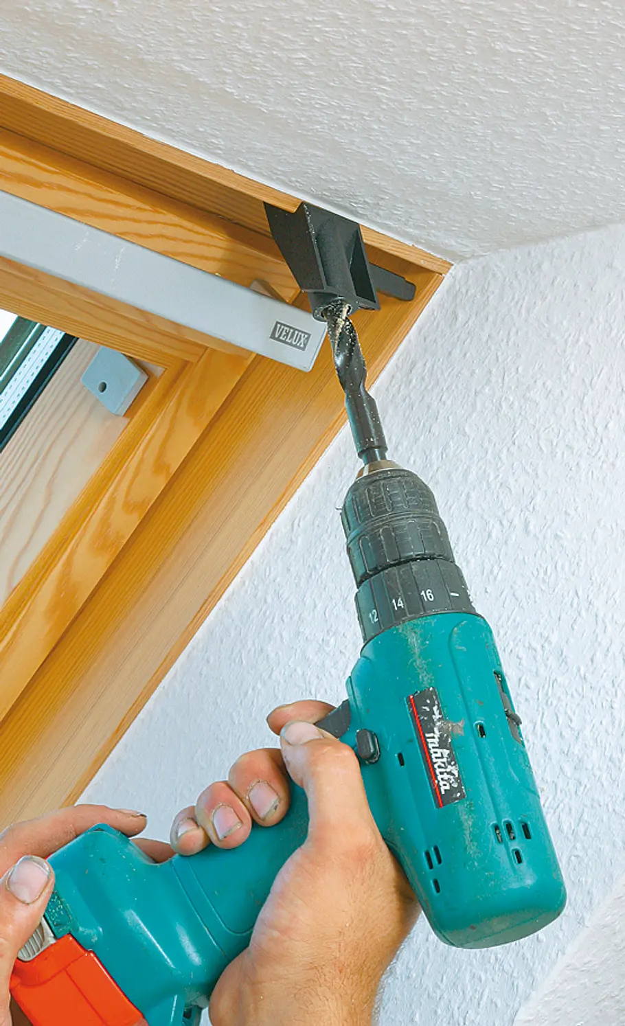 Dachfenster-Rollladen nachrüsten: Schritt 17 von 19 Loch bohren in Dachflächenfenster