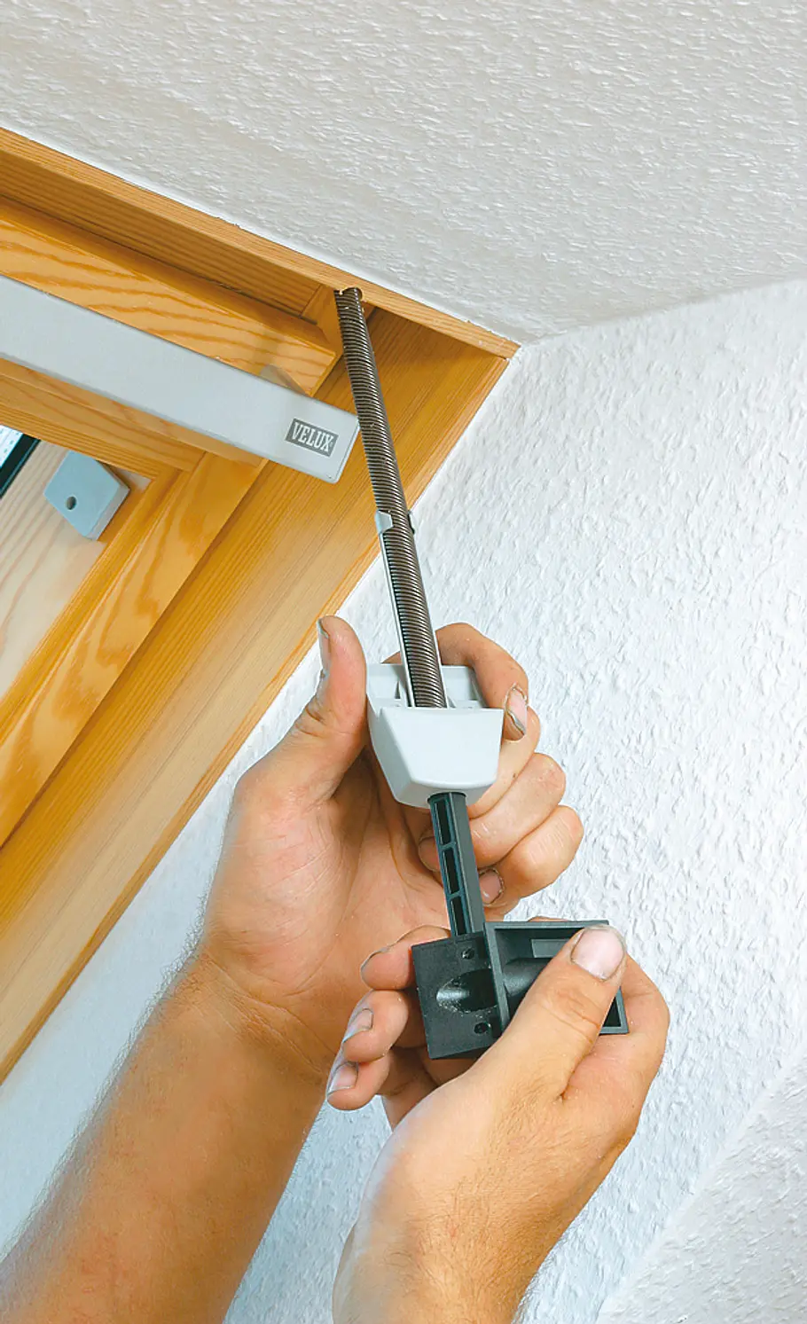 Dachfenster-Rollladen nachrüsten: Schritt 18 von 19 Antriebskurbel montieren