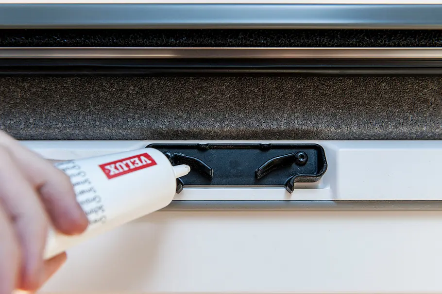 Scharniere nachfetten Dachfenster abdichten