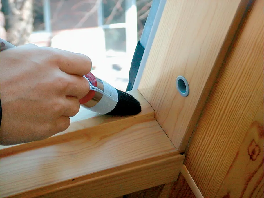 Holz-Fensterrahmen pflegen Dachfenster abdichten