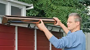 Dachrinne montieren Dachrinne montieren