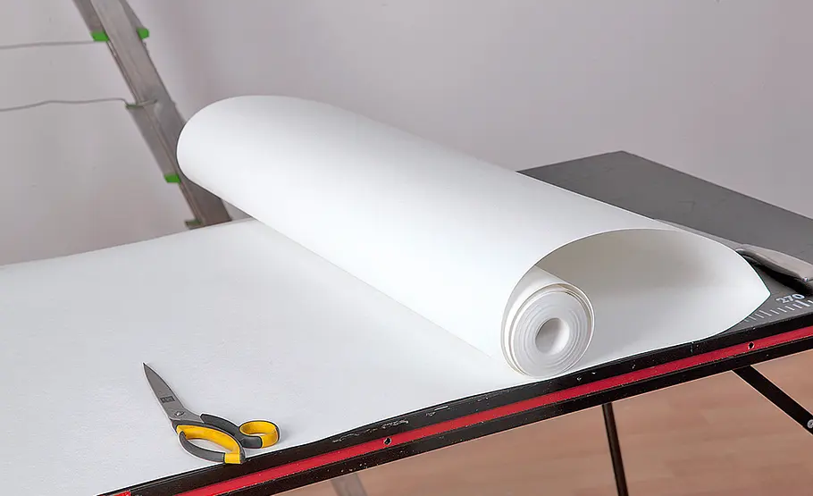 Decke mit Vliestapete tapezieren Bauanleitung