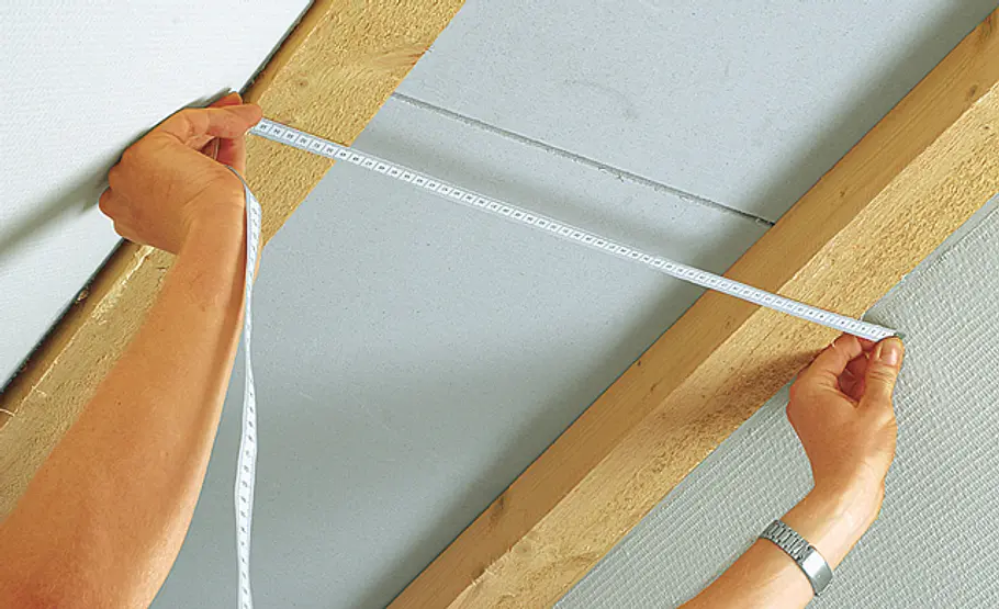 Dachschräge verkleiden: Schritt 3 von 32 Decke ausmessen