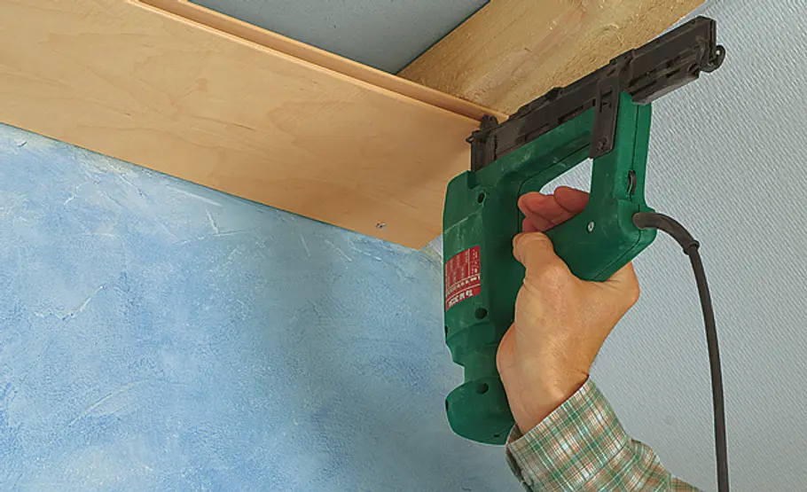 Dachschräge verkleiden: Schritt 11 von 32 Holzpaneele festtackern