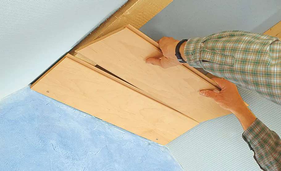 Dachschräge verkleiden: Schritt 12 von 32 Deckenpaneel befestigen