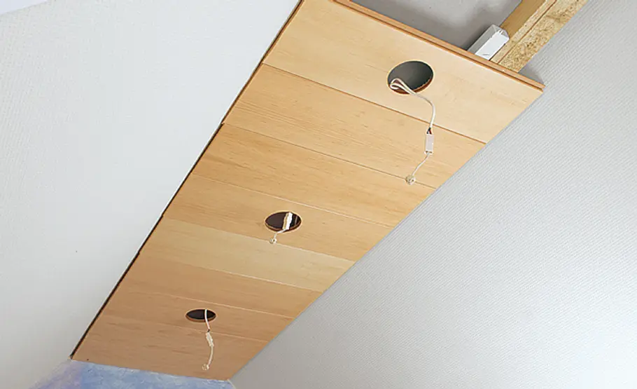 Dachschräge verkleiden: Schritt 17 von 32 Halogen-Einbauleuchten installieren