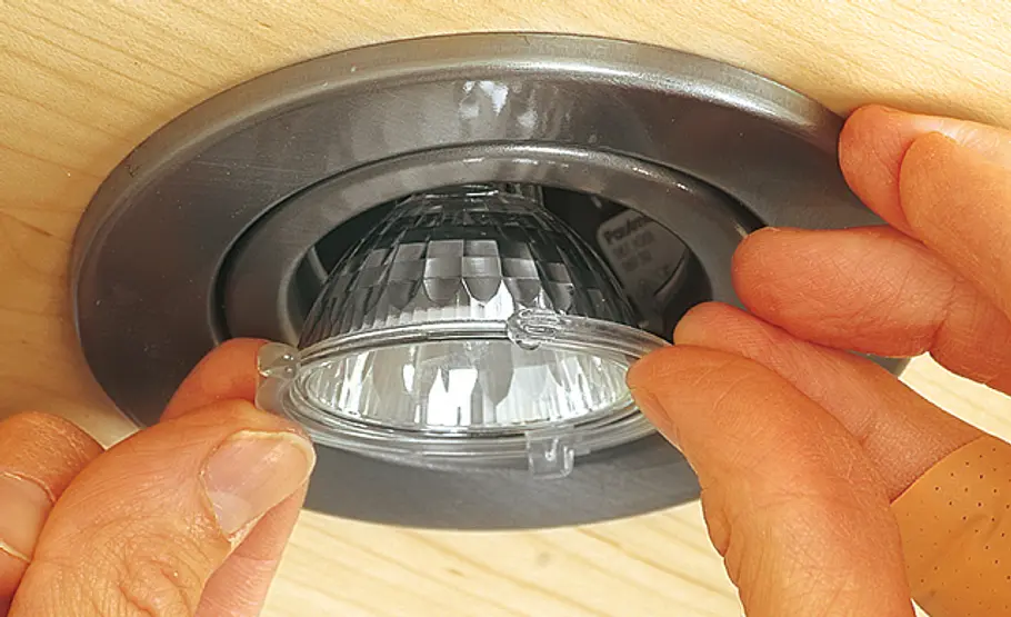 Dachschräge verkleiden: Schritt 21 von 32 Leuchtmittel einsetzen