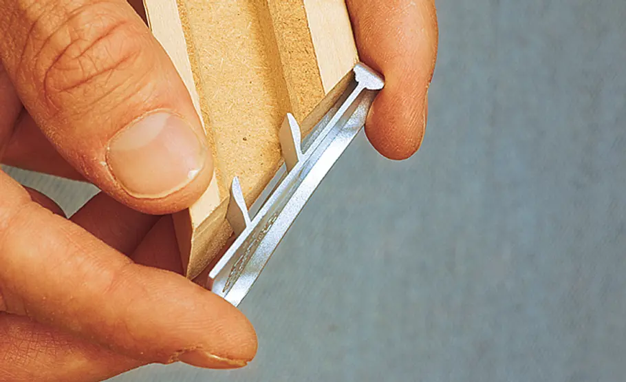 Dachschräge verkleiden: Schritt 29 von 32 Eckverbinder aufstecken