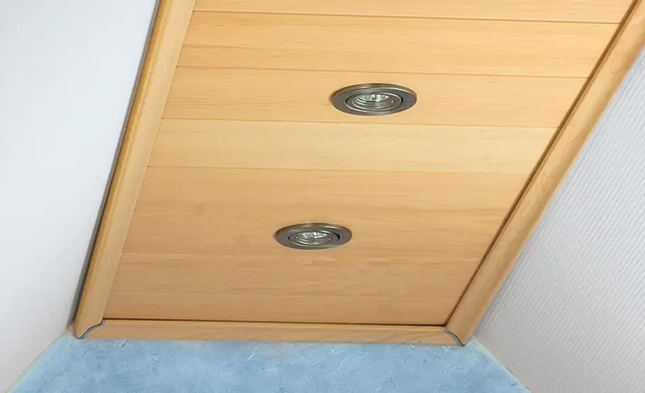 Dachschräge verkleiden: Schritt 32 von 32 Dachverkleidung aus Holzpaneelen