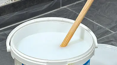 Wand mit Tiefengrund vorbehandeln