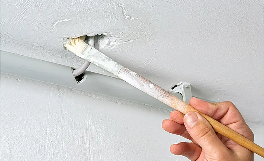 Innenputz ausbessern: Schritt 2 von 7 Bohrlöcher vornässen