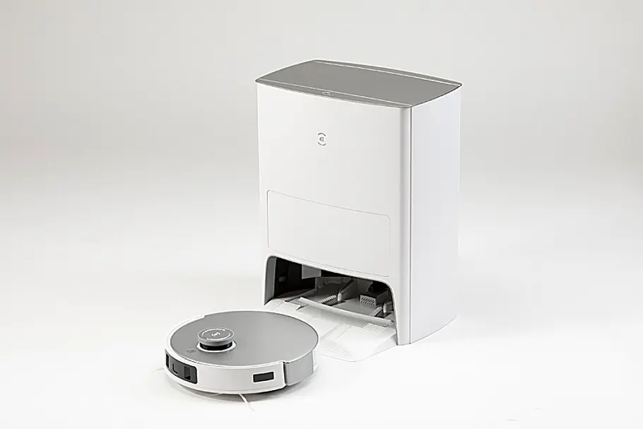 Der Roboter sucht die Station immer wieder auf, um den Staubbehälter zu leeren. Der Roboter sucht die Station immer wieder auf, um den Staubbehälter zu leeren.