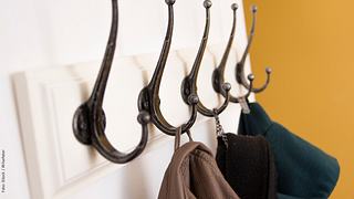 Garderoben dürfen nicht immer viel Platz wegnehmen. Sollen aber gleichzeitig Stauraum bieten. - Foto: iStock / MihaPater