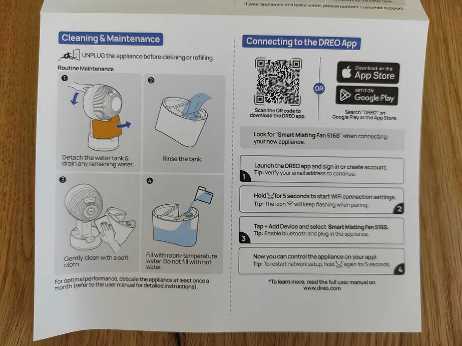 Um das Gerät direkt mit der passenden App zu verbinden, enthält die Kurzanleitung einen QR-Code. Ein Ausschnitt aus der Kurzanleitung des DREO TurboCool Nebelventilator liegt auf einem Holztisch.