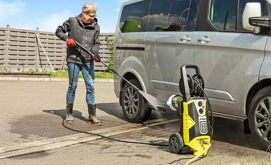 Klassische Anwendung: Für die Fahrzeugreinigung sind Hochdruckreiniger ideal – beachten Sie die lokalen Vorschriften.