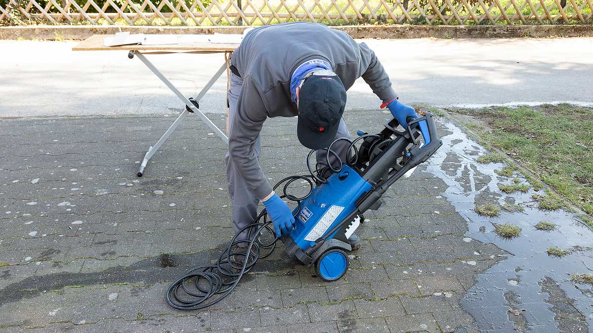 Druckschlauch lässt sich nur schwer bändigen