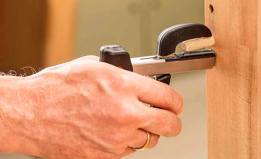 Dübelzange entfernt jeden Dübel Linearzange Dübelzieher