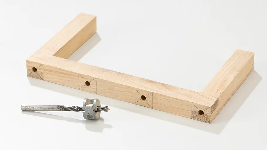 Dübellöcher in die Markierungen bohren Dübellöcher in die Markierungen bohren