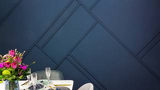 Wandrelief in dunkelblau streichen - Foto: Hersteller/SCHÖNER WOHNEN-Farbe