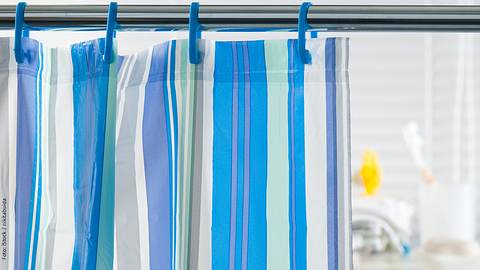 Duschvorhang waschen - Foto: iStock / nikitabuida
