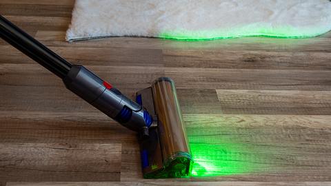 Ein Dyson Staubsauger mit LED Licht - Foto: istock/Jakob Berg