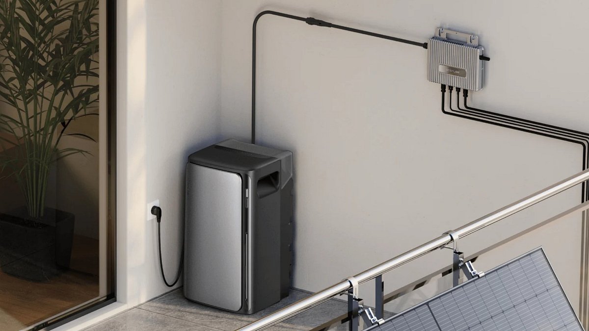 Eine aufgeräumte Installation eines Wechselrichters und des Ecoflow-Stromspeichers auf einem Balkon, im Anschnitt sind auch Solarpanels zu erkennen. 