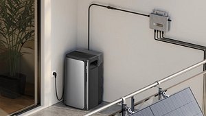 Eine aufgeräumte Installation eines Wechselrichters und des Ecoflow-Stromspeichers auf einem Balkon, im Anschnitt sind auch Solarpanels zu erkennen.  - Foto: Ecoflow