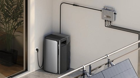 Eine aufgeräumte Installation eines Wechselrichters und des Ecoflow-Stromspeichers auf einem Balkon, im Anschnitt sind auch Solarpanels zu erkennen.  - Foto: Ecoflow