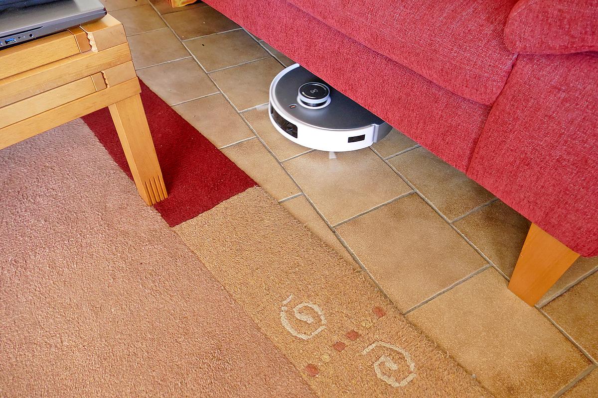 Ecovacs Deebot im Test: gelangt mühelos unters Sofa.