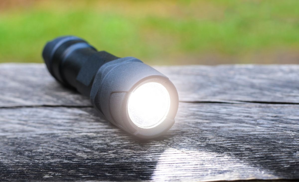 Eine LED-Taschenlampe ist vielseitig und überzeugt durch ihre lange Lebensdauer. Viele Modelle sind akkubetrieben.