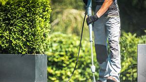 Ein elektrischer Hochdruckreiniger - Foto: istock/ welcomia