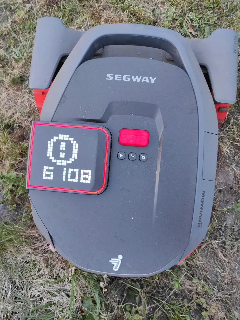 Error-Code auf dem Display des Navimow X3. Draufsicht auf einen schwarzen Mähroboter der Marke Segway mit einem rot umrandeten Display auf dem der Fehlercode 6108 zu erkennen ist.