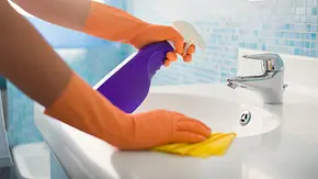 Badezimmer mit Essigreiniger reinigen - Foto: diego_cervo / iStock Badezimmer mit Essigreiniger reinigen - Foto: diego_cervo / iStock