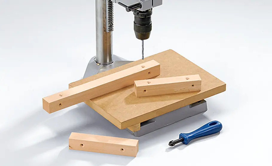 Esstisch bauen: Schritt 1 von 8 Bohrständer benutzen