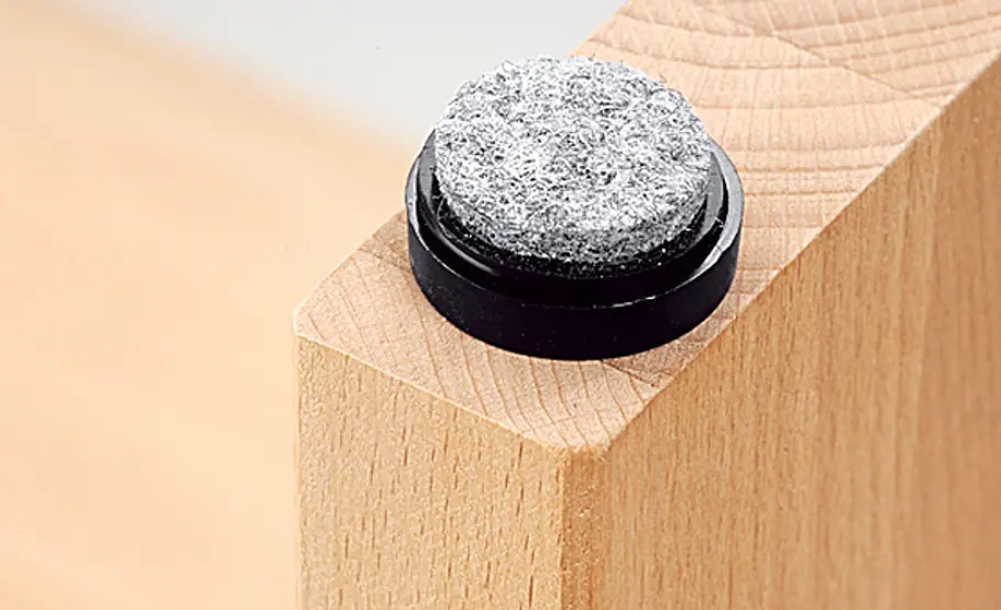 Esstisch bauen: Schritt 6 von 8 Möbelgleiter anschrauben